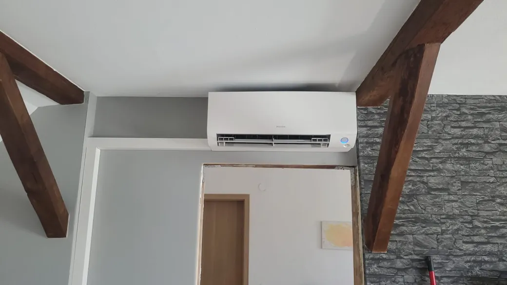 Modernes Klimaanlagen-Innengerät an einer weißen Wand montiert
