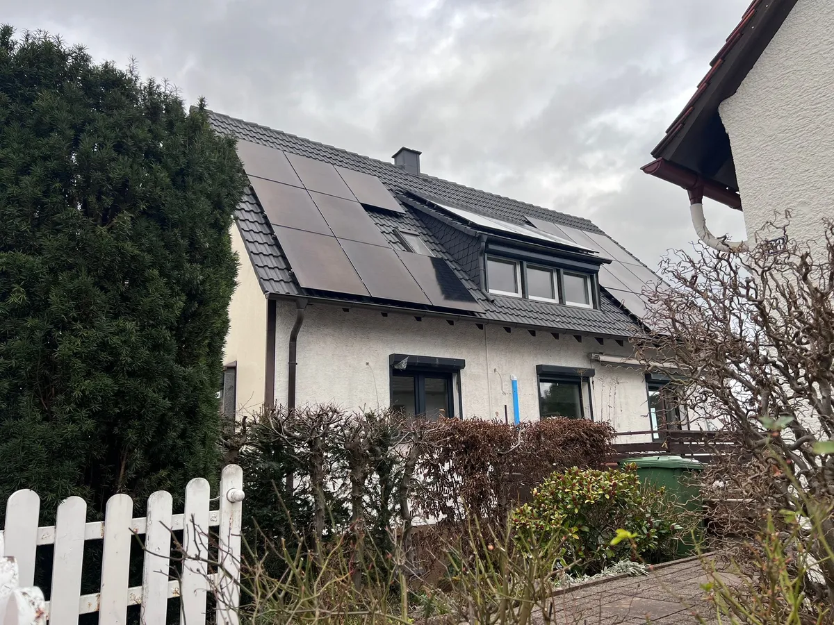 Photovoltaikmodule passgenau um eine Dachgaube verlegt