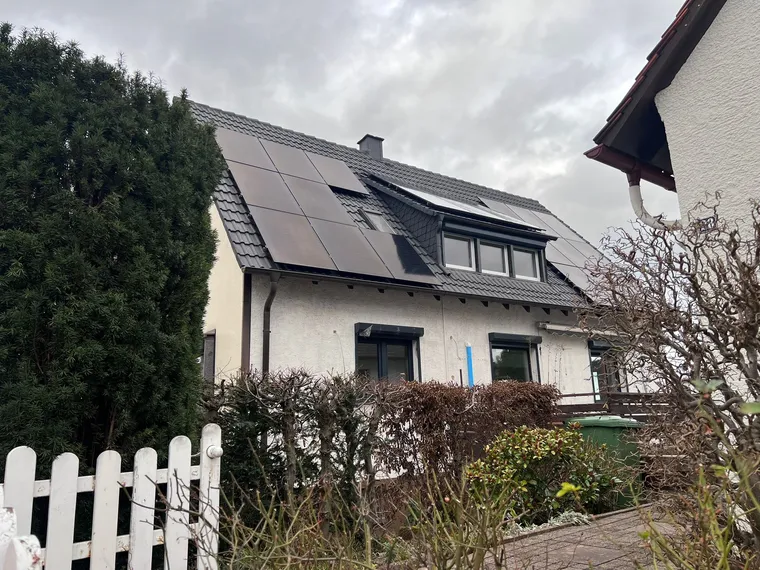 Photovoltaikmodule passgenau um eine Dachgaube verlegt