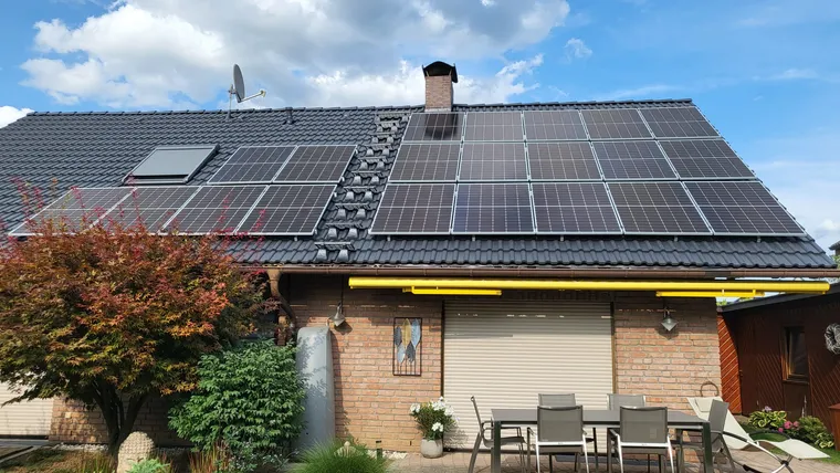 Photovoltaikanlage auf dem Dach eines Einfamilienhauses