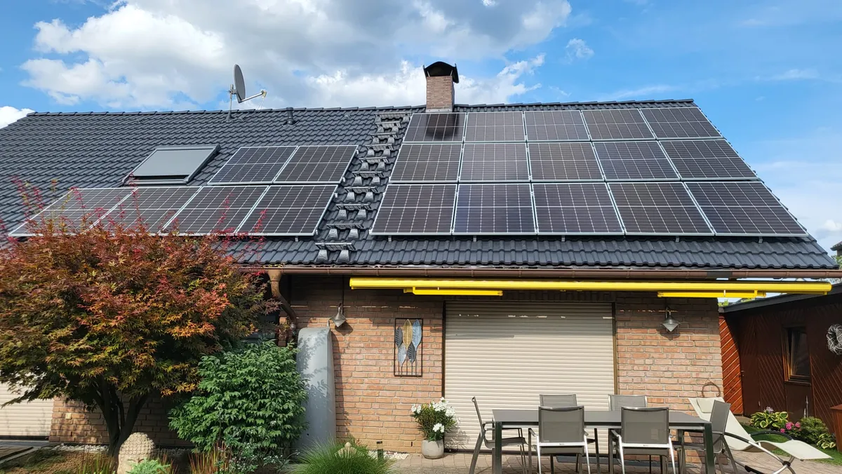 Photovoltaikanlage auf dem Dach eines Einfamilienhauses