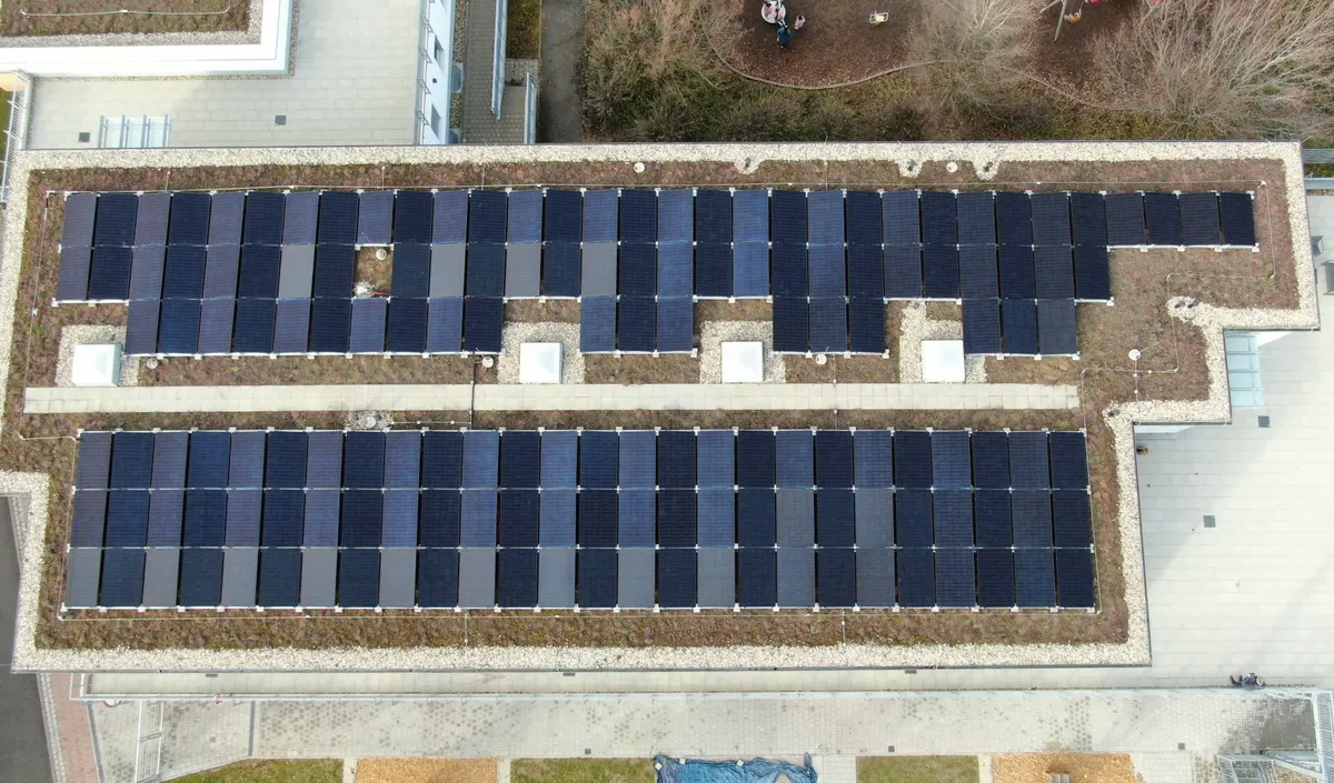 Photovoltaikanlage auf einem begrünten Flachdach