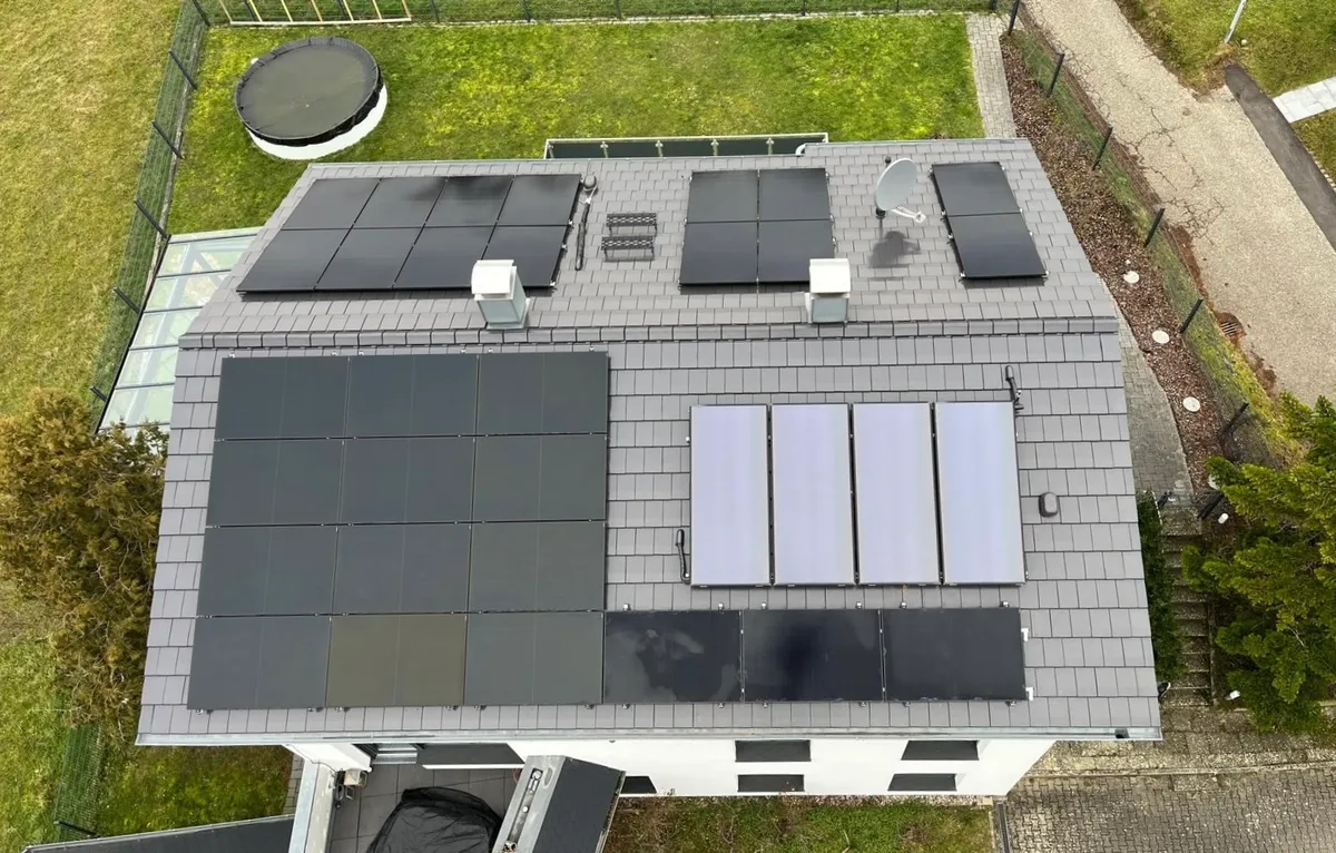 Luftaufnahme eines Dachs mit Photovoltaik und Solarthermie
